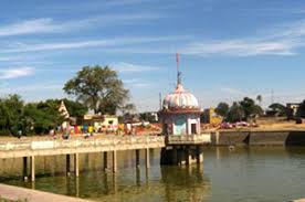 neglected 'Padmartha' in washim | ‘अस्थिं’चे पाणी करणारे ‘पदमतिर्थ’दुर्लक्षित neglected 'Padmartha' in washim | ‘अस्थिं’चे पाणी करणारे ‘पदमतिर्थ’दुर्लक्षित